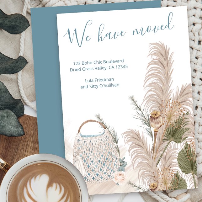 Vi Har Flyttat Boho Chic Macrame Pampas Gräs Flytt Meddelande (Boho moving announcement postcard with macrame bag, pampas and dried palm)
