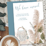 Vi har flyttat Boho Chic Macrame Pampas Grass Flyt Meddelande<br><div class="desc">Boho chic flytta-vykort med macrampåse,  rustiskt bohemiskt pampas gräs,  torkat gräs,  spjut av sol och fröhuvuden. "Vi har flyttat" kan redigeras och skrivas i handskript för elegant. Du kan också lägga till nya adress och namn. Bläddra i Boho Chic Home-samlingen för alternativ stilar.</div>