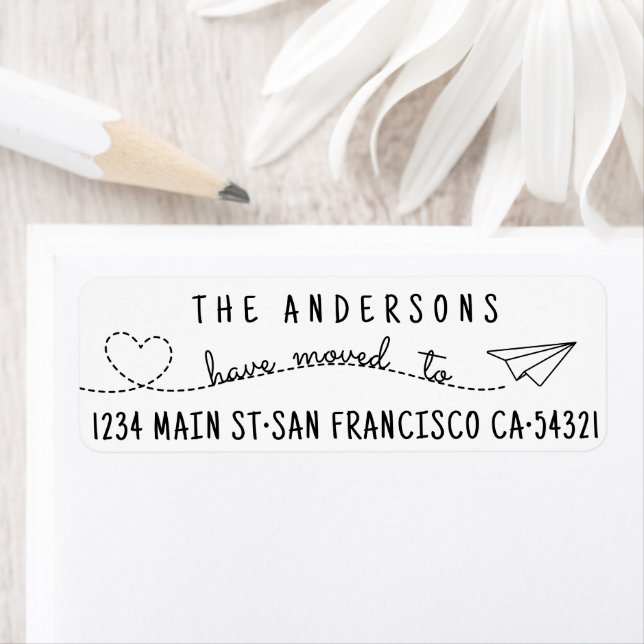 Vi har Flyttat ett modernt Pappert Flygplan-skript Returadress Etikett (Insitu)