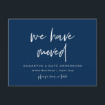 Vi har flyttat, kunnande, Modern Navy Blue Vykort<br><div class="desc">Meddela och dig lyckligt efter i stil med vår moderna temadesign (vi har flyttat) nya hemannonsering och var snäll och behålla med pekkortet. Det är idealiskt för par som har beslutat sig för att sin lycka och stolt informera sitt nya hem till sin värdefulla familj och sina vänner. Med sin...</div>