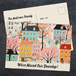 Vi har flyttat Ny adress Flytta Meddelande Vykort<br><div class="desc">Ett charmerande meddelande om flytta med ett sött byhus mönster. Anpassa det med ditt namn. Designad av Blackberry Boulevard.</div>