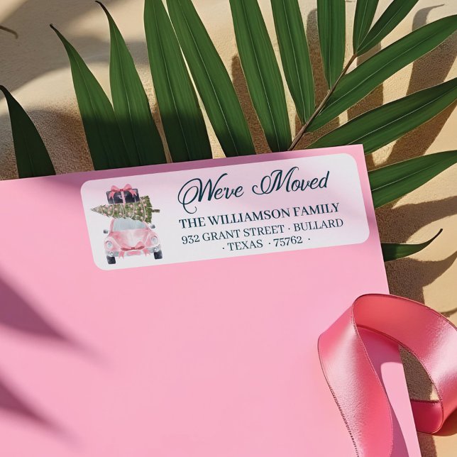 Vi har flyttat Rosa Retro Car Julgran Returadress Etikett (We've Moved Pink Retro Car Christmas Tree Luggage Label)