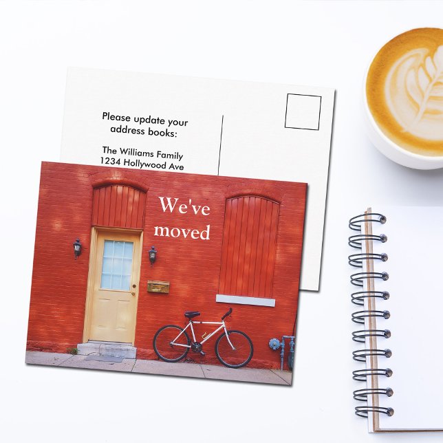 Vi Har Flyttat Söt Modern Röd Hus Cykel Meddelande Vykort (Skapare uppladdad)