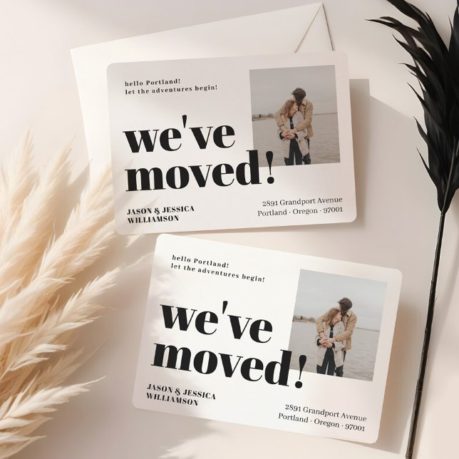 Vi har flyttat! Svart, vitt, fet, typfoto med fet  Meddelande (We've Moved! Black White Minimal Bold Typo Photo Announcement)