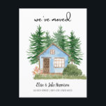 Vi har Flyttat vattenfärgsnytt hemvykort Vykort<br><div class="desc">Vi har flyttat - ett nytt hemannonskort med en vattenfärgad illustration av en liten blå hytt i skogen.</div>