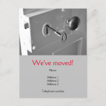 Vi har flyttat vykort med gammal dörr och nyckel