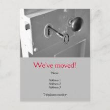 Vi har flyttat vykort med gammal dörr och nyckel