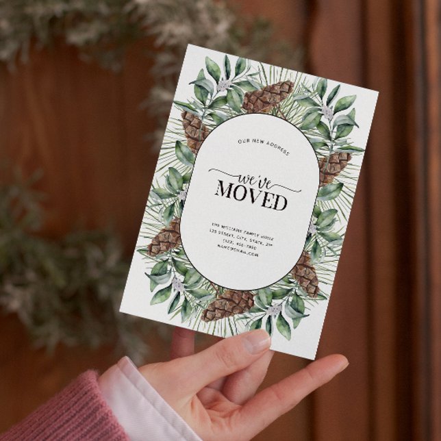 Vi har flyttat Winter Fir Cone-meddelande - vykort (Celebrate the new beginning with this festive 'We've Moved" postcard!
)