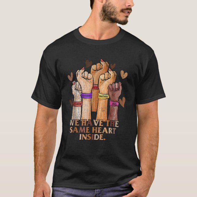 Vi har samma hjärta innanför historiens barn, svar t shirt (Framsida)