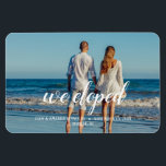 Vi har uteslutit nylopen Married Bröllop-meddeland Magnet<br><div class="desc">För den nylnade efter deras gifter sig är bröllop-kungörelsemagneter perfekter. En enkel modern design innehåller en fotomall för ditt eget foto. Här hittar du alla textmallar för calligrafi och trendig. Lägg bara till ett eget foto och meddela den stora händelsen. Kort men ljuvligt är giftermål budskap som förmedlas till familj...</div>