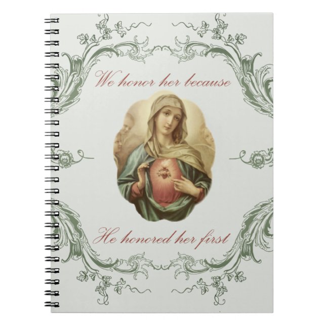 Vi hedrar henne den obefläckade Mary Anteckningsbok Med Spiral (Framsidan)
