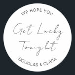 Vi hoppas att du får Bröllop-lotteriet i kväll Runt Klistermärke<br><div class="desc">Vi hoppas att du får en lucky i kväll,  Bröllop Lottery Classic Round Sticker</div>