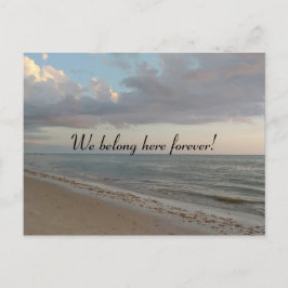 Vi hör hemma här den gulliga strandbilden för för vykort