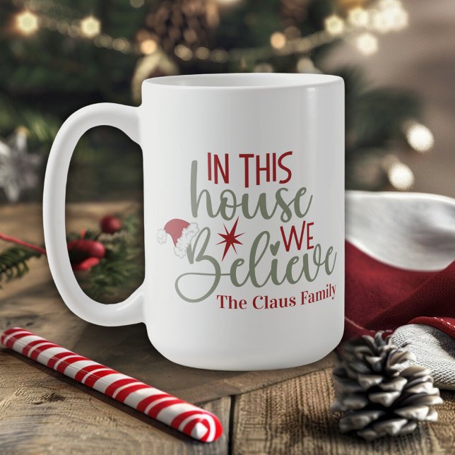 Vi i parlamentet anser att julen i Anpassningsbarn Kaffemugg (In This House We Believe Cute Custom Christmas Coffee Mug. Just add your family name!)
