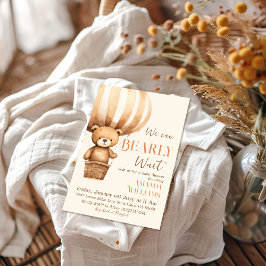 Vi kan bota vänta Bear Beige Baby Shower Inbjudningar