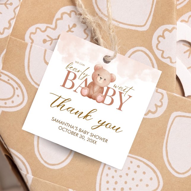 Vi kan bota vänta på babyskorgen. gåvor etiketter (Teddy Bear Baby Shower Square Favor Tags)