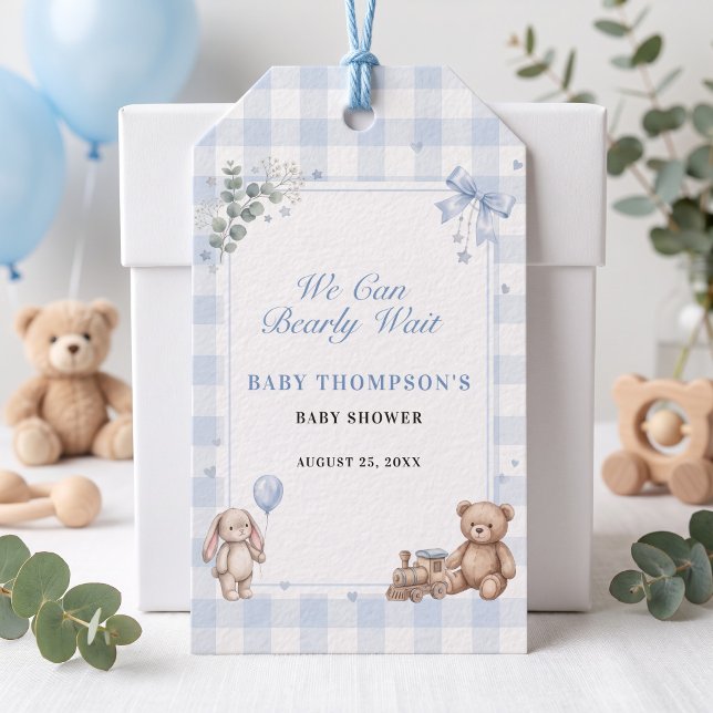 Vi Kan Knappast Vänta Blå Rutig Teddybjörn Presentetikett (We Can Bearly Wait Blue Gingham Teddy Bear Gift Tags)
