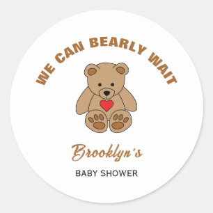 Vi kan knappt vänta Baby Shower Brun Teddybjörn Runt Klistermärke