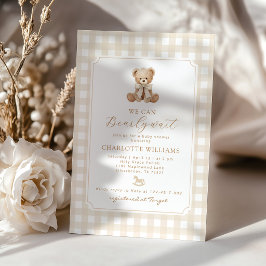 Vi kan knappt vänta Gingham nalle babyshow Inbjudningar