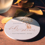 Vi kan vänta! Baby Shower Underlägg Papper Rund<br><div class="desc">Vi kan vänta! :) Denna lilla björn väntar på det stora baby party, sitta i en luftballong. Viktiga vattenfärger och modern typografi kompletterar utformningen. Anpassa det här söta Bear Baby Shower-objektet med information om babyduschen enkelt och snabbt, tryck på anpassningsknappen för att ordna om det ytterligare och formatera stil och...</div>