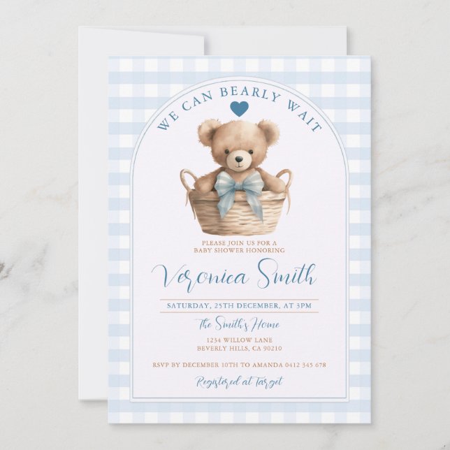 Vi kan vänta på Blue Gingham Bear Baby Shower Inbjudningar (Framsida)