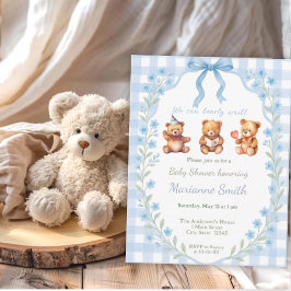 Vi kan vänta på den blå Blommigten Gingham Baby Sh Inbjudningar