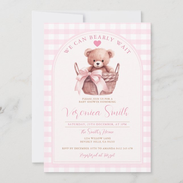 Vi kan vänta på Rosa Gingham Bear Baby Shower Inbjudningar (Framsida)