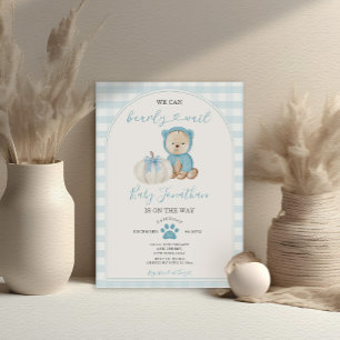 Vi kan vänta på White Blue Gingham Baby Shower Inbjudningar
