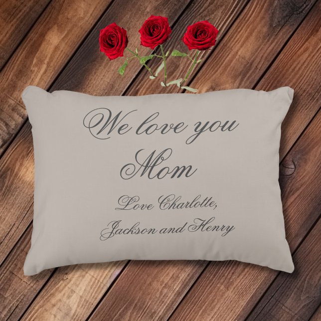 Vi kärlek dig MAMMA Elegant Skriptfamilj Namn Cute Prydnadskudde ("We love you MOM" -  Elegant Script Family Names Cute & Cuddly Accent Pillow.)