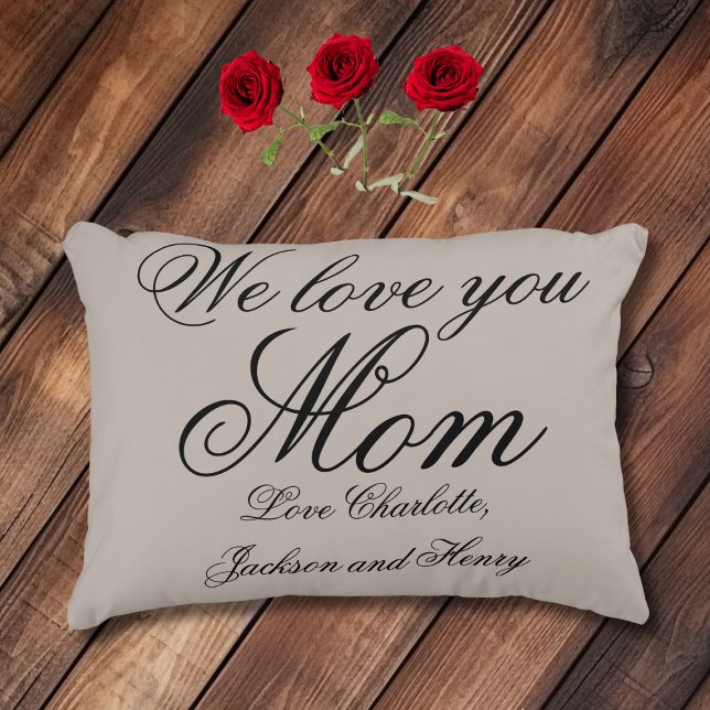 "Vi kärlek du Mamma" Personlig Family Namn B & G Prydnadskudde ('We love you Mom' Personalized Family Names Black & Soft Gray Accent Pillow.)