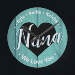 Vi Kärlek du Nana Grandchild Namn Acrylic Wall Clo Rund Klocka<br><div class="desc">Nana We Kärlek Du personlig stora barn namn mall. Lätt att använda,  byt bara ut de stora barnen namn mot dina egna barn. All text är olåst och anpassade vid behov. Bakgrund för kute av rostfritt trä.</div>