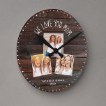 Vi Kärlek er MAMMA Cute Modern Photo Collage Rund Klocka<br><div class="desc">Modern 3-fotokollage klocka med ett anpassade som nu läser WE KÄRLEK You MAMMA, med 3 ramar favoriter bilder under på en rustisk gård stil (tryckt) med mörk. Gör det till din egen genom att lägga till din namn och året nedan. Unik och personlig nyckelgåva för det bästa mamma någonsin för...</div>