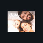 Vi kärlek er pappa Anpassningsbar Photo First fars Canvastryck<br><div class="desc">Ljug på ansikte varje gång han ser det här kanvastrycket. Gratulera till far att han är på sitt första fars dag med detta speciella anpassade. Med ord "Vi kärlek dig pappa" i ett modernt typografi stil san serif och handtagningsskript. Han tar hand om den här gåvan och det blir en...</div>