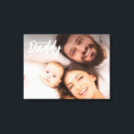 Vi kärlek er pappa Anpassningsbar Photo First fars Canvastryck<br><div class="desc">Ljug på ansikte varje gång han ser det här kanvastrycket. Gratulera till far att han är på sitt första fars dag med detta speciella anpassade. Med ord "Vi kärlek dig pappa" i ett modernt typografi stil san serif och handtagningsskript. Han tar hand om den här gåvan och det blir en...</div>