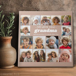 Vi Kärlek You Grandma - 15 Photo Collage Gallery Kakelplatta<br><div class="desc">Barnbarn Photo Collage - eller andra foton - En fullt-täckningsdesign innehåller en solid färg-bakgrund. Använda upp till 15 kvadratfoton för att skapa en unik och personlig gåva. Texten kan ändras för att matcha din händelse. Det är en mall för en gåva till mormor till ge, men namn och all information...</div>