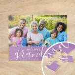 Vi Kärlek You Grandma Anpassningsbar Photo Gift |  Pussel<br><div class="desc">personligen med fotot och anpassningsbar som skrivs ut förskönas med . Lägg till ett speciellt foto med din mor eller mormor för Mors dag. Texten lyder "Vi Kärlekar dig mormor" eller anpassar den med ditt eget meddelande. Använda designen verktyg för att lägga till fler foton, ändra bakgrunden till färg och...</div>