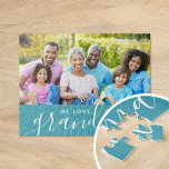 Vi Kärlek You Grandma Anpassningsbar Photo Gift |  Pussel<br><div class="desc">personligen med fotot och anpassningsbar som skrivs ut förskönas med . Lägg till ett speciellt foto med din mor eller mormor för Mors dag. Texten lyder "Vi Kärlekar dig mormor" eller anpassar den med ditt eget meddelande. Använda designen verktyg för att lägga till fler foton, ändra bakgrunden till färg och...</div>