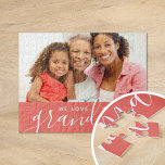 Vi Kärlek You Grandma Anpassningsbar Photo Gift |  Pussel<br><div class="desc">personligen med fotot och anpassningsbar som skrivs ut förskönas med . Lägg till ett speciellt foto med din mor eller mormor för Mors dag. Texten lyder "Vi Kärlekar dig mormor" eller anpassar den med ditt eget meddelande. Använda designen verktyg för att lägga till fler foton, ändra bakgrunden till färg och...</div>