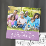 Vi Kärlek You Grandma Anpassningsbar Photo Magnet<br><div class="desc">Prisvärd personlig för tryckta magneter med anpassningsbar med foton och text. Lägg till ett speciellt foto med din mor eller mormor för Mors dag. Texten lyder "Vi Kärlekar dig mormor" eller anpassar den med ditt eget meddelande. Använda designen verktyg för att lägga till fler foton, ändra bakgrunden till färg och...</div>