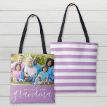 Vi Kärlek You Grandma Anpassningsbar Photo Mors da Tygkasse<br><div class="desc">Anpassningsbar 2-sidig reversibel tote bags-personlig med foton och text. Lägg till ett speciellt foto med din mor eller mormor för Mors dag. Texten lyder "Vi Kärlekar dig mormor" eller anpassar den med ditt eget meddelande. Baksidan har en chic rand mönster eller använda med utrymme för ytterligare foton och text om...</div>