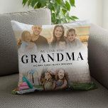Vi Kärlek You Grandma Personlig 2 Photo Kudde<br><div class="desc">Säg att vi kärlek till mormor den här julhelgen med en julklapp i personligen dekorativ kudde med två av dina favoritfoton och barnbarn i namn. All text i den här designen kan redigeras så att du kan lägga till ett eget meddelande eller en egen text. Finns i en sort färg,...</div>