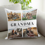 Vi Kärlek You Grandma Personlig 4 Photo Collage Kudde<br><div class="desc">Säg att vi kärlek till mormor den här julhelgen med en julklapp i personligen dekorativ kudde med fyra av dina favoritfoton och barnbarn, namn och . All text i den här designen kan redigeras så att du kan lägga till ett eget meddelande eller en egen text. Finns i en sort...</div>