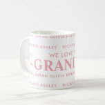 Vi Kärlek You Grandma Personlig Kids Namn Kaffemugg<br><div class="desc">Säg att vi kärlek till mormor den här julhelgen med en personlig julklapp till mugg med barnbarn i namn. All text i den här designen kan redigeras så att du kan lägga till ett eget meddelande eller en egen text. Finns i en sort färg,  stilar och produkter.</div>