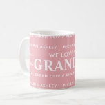 Vi Kärlek You Grandma Personlig Kids Namn Kaffemugg<br><div class="desc">Säg att vi kärlek till mormor den här julhelgen med en personlig julklapp till mugg med barnbarn i namn. All text i den här designen kan redigeras så att du kan lägga till ett eget meddelande eller en egen text. Finns i en sort färg,  stilar och produkter.</div>