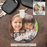 Vi Kärlek You Grandpa 1-2 Foton Anpassningsbar Fär Nyckelring<br><div class="desc">Skapa en speciell fotomakedjepresentant för en underbar morfar med 1 eller 2 bilder (en på vardera sidan) och WE KÄRLEK DU GRANDPA i en modern kalligrafitypografi av finare accentuerad med hjärtan i ditt val av färg för att accentuera bild. En underbar gåva från hans barnbarn eller barnbarn till morförälderdagen, Fars...</div>
