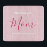 Vi Kärlek You Mamma | Anpassningsbar Kids Namn<br><div class="desc">Vi Kärlek You Mamma | Anpassningsbar Kids Namn Rosa Minimalistisk utformning. Söt, feminin, enkel, modern och elegant typografi. Texten är "We kärlek you", "Mamma" och "Ditt Namn". All text kan lätt ändras till dina egna vackra meddelanden. Beordra chicens skärbräda i dag för att uttrycka kärlek och tack till er fru,...</div>