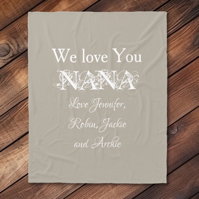 'Vi Kärlek You Nana' Elegant Script Namn Soft Gråt Fleecefilt ('We Love You Nana' Soft Gray Personalized Fleece Blanket.)