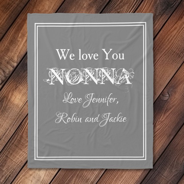 "Vi Kärlek You NONNA" Personlig Dove Grått Fleecefilt ("We Love You NONNA" Personalized Elegant White Script on Dove Gray Fleece Blanket.)