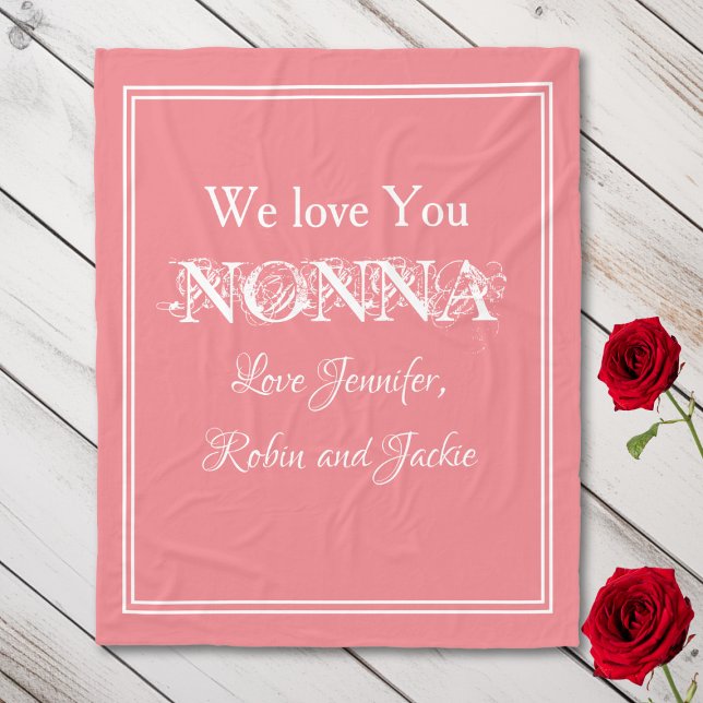 "Vi Kärlek You NONNA" Personlig Namn Salmon Fleecefilt ("We Love You NONNA" Personalized Names, White Script on Salmon Fleece Blanket.)