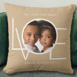 Vi Kärlek You Pappa Anpassningsbar Photo Tan Kudde<br><div class="desc">Det här är vi Kärlek.. Pappa Foto Pillow är dekorerat med KÄRLEK i ord i vit typografi på en brant bakgrund. Anpassade enkelt med ditt foto och namn. Perfekt som Fars dag-gåva.</div>